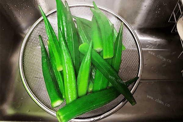 只要你学会了这个万能酱汁的调法，白煮秋葵也能美味依存，同时营养不流失第四步