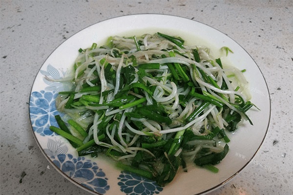 无油烟产生的韭菜炒豆芽，只要一点油和一点盐就能非常好吃！第七步