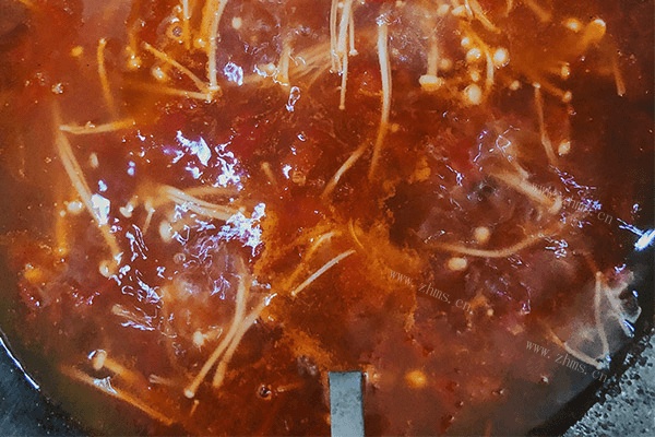 酸酸的鲜味番茄虾滑金针菇汤第五步