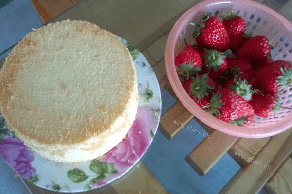 如何自己在家做出好吃的草莓蛋糕第二步