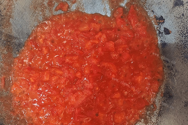 酸酸的鲜味番茄虾滑金针菇汤第四步