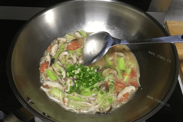 鲜到掉舌头的香菇汤原来这么简单，做好之后下饭下面都可以第七步