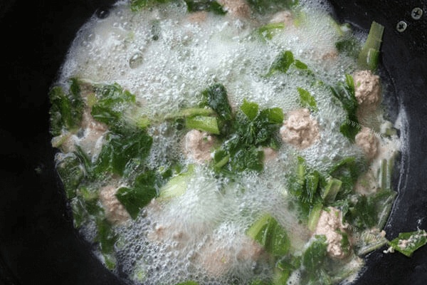 鲜美的小白菜汆丸子汤要这样做第八步