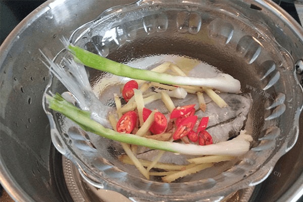 营养锁在肉中的清蒸鲳鱼，只需要一点葱姜辣椒就能很美味！第五步