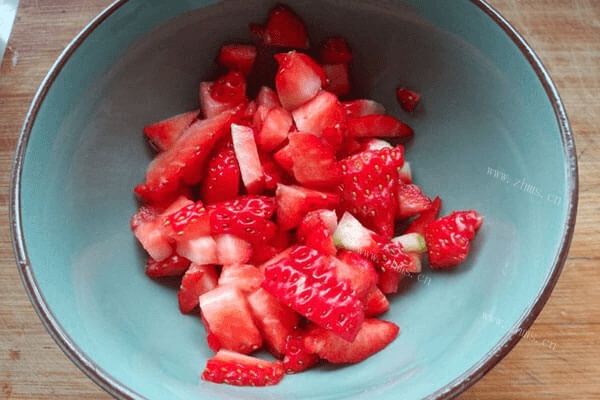如何自己在家做出好吃的草莓蛋糕第四步
