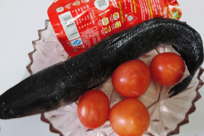 经常吃都不会腻的番茄鱼火锅第一步