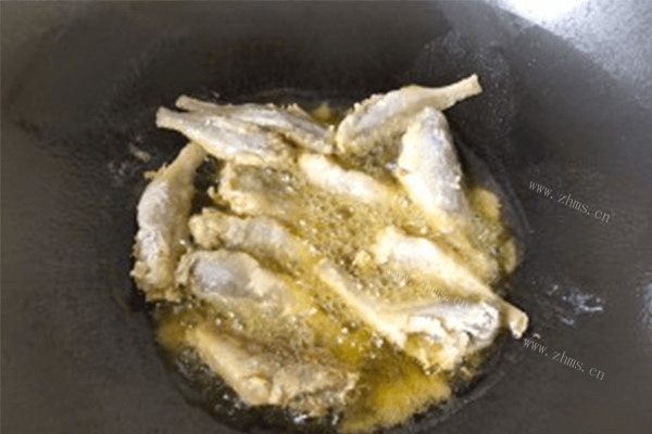轻松学会做的酥脆小零食——河虾干炸小黄鱼第三步