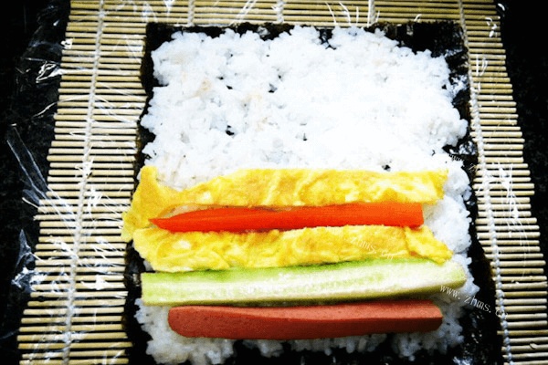 家庭自制简单寿司第四步