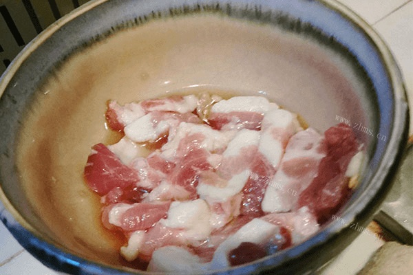 教你做简易版韩式大酱汤，在家就能轻松get异国美味第三步