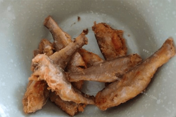 轻松学会做的酥脆小零食——河虾干炸小黄鱼第四步