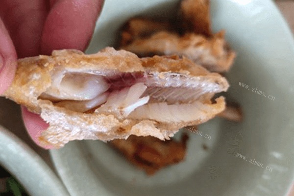 轻松学会做的酥脆小零食——河虾干炸小黄鱼第七步