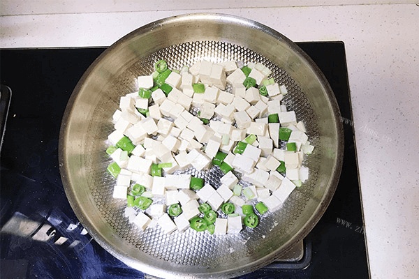 低油低盐的炒豆腐，加一点青椒更开胃！第六步