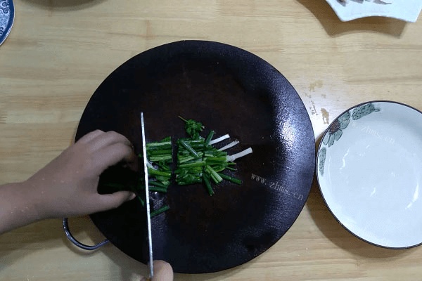 家常酸菜炖粉条的做法是什么第二步