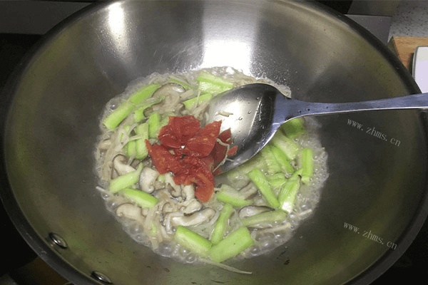 鲜到掉舌头的香菇汤原来这么简单，做好之后下饭下面都可以第六步