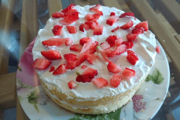 如何自己在家做出好吃的草莓蛋糕第六步