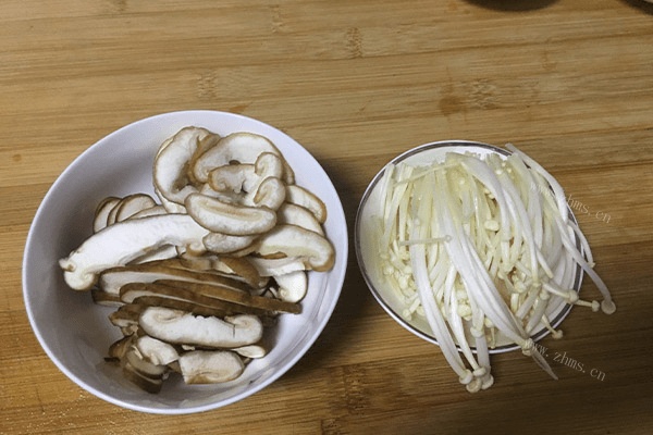 鲜到掉舌头的香菇汤原来这么简单，做好之后下饭下面都可以第三步
