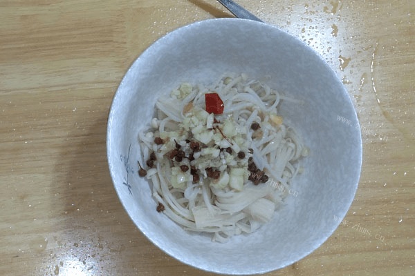 家常最简单的自制凉拌金针菇，夏日凉菜首选！第四步