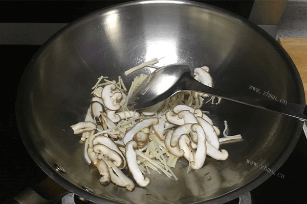 鲜到掉舌头的香菇汤原来这么简单，做好之后下饭下面都可以第四步