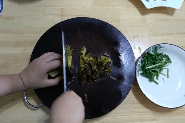 家常酸菜炖粉条的做法是什么第三步