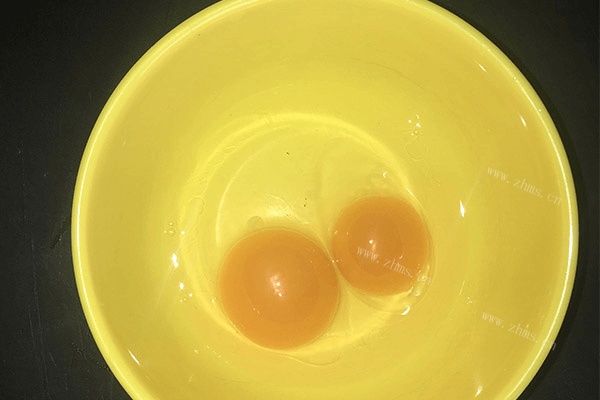 鸡蛋的花式吃法——洋葱炒鸡蛋第一步