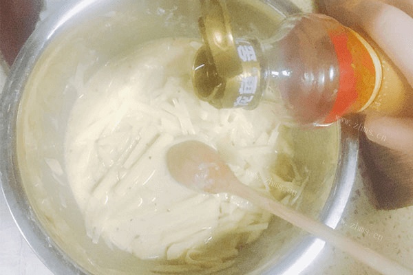 土豆丝不要再炒着吃了，做成土豆饼，既能当主食又能当零食吃！第四步