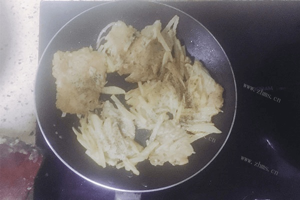 土豆丝不要再炒着吃了，做成土豆饼，既能当主食又能当零食吃！第九步