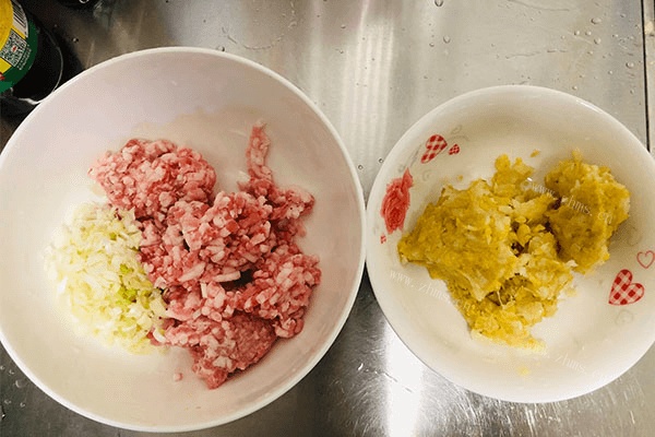 独特的东北酸菜饺子，东北酸菜和饺子结合的美味，根本不容错失！第二步