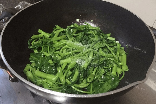 绿色蔬菜里面绝对不能少的炒空心菜，做法超简单，2分钟就能学会第六步