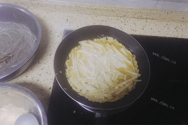 土豆丝不要再炒着吃了，做成土豆饼，既能当主食又能当零食吃！第七步