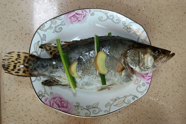 做法万能的清蒸鱼，换成任何喜欢的鱼都能蒸得很好吃第七步