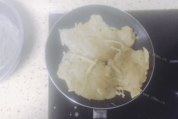 土豆丝不要再炒着吃了，做成土豆饼，既能当主食又能当零食吃！第八步