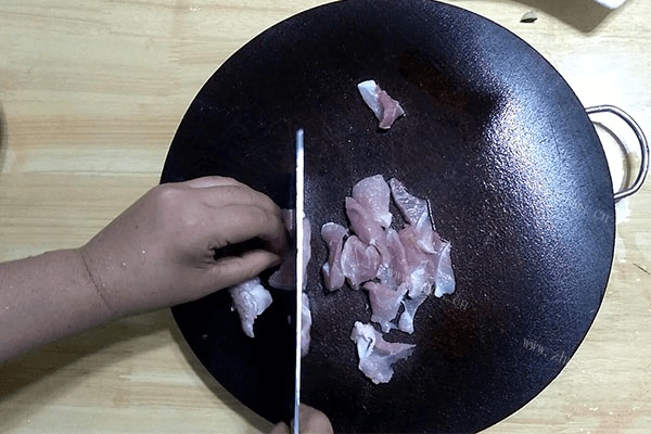 猪肉白菜炖粉条最好吃的做法第一步