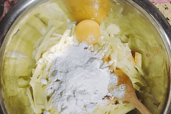 土豆丝不要再炒着吃了，做成土豆饼，既能当主食又能当零食吃！第三步