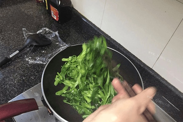绿色蔬菜里面绝对不能少的炒空心菜，做法超简单，2分钟就能学会第五步