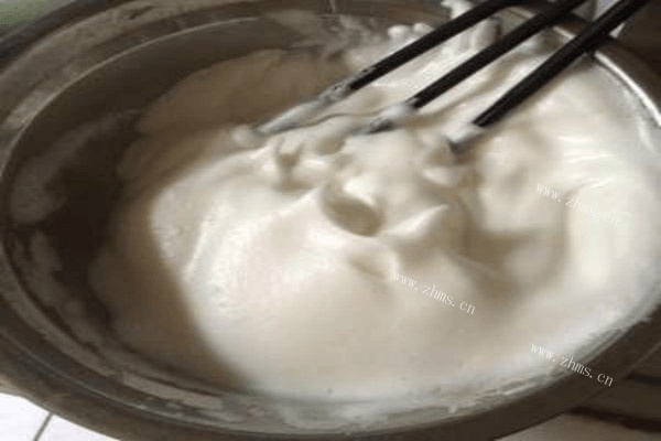 家庭蛋糕的制作方法，不要烤箱就能做出古早味的蛋糕第二步