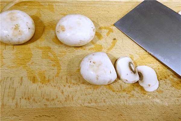 地道的法国菜——奶油蘑菇汤，汤汁超级浓郁第一步
