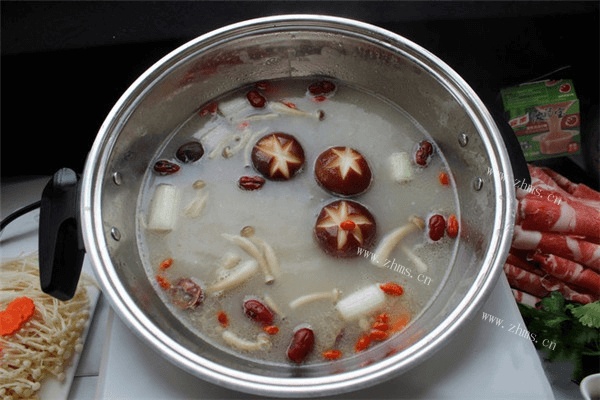 学会美味汤锅的做法，不出门就能吃到热气腾腾的汤锅第四步