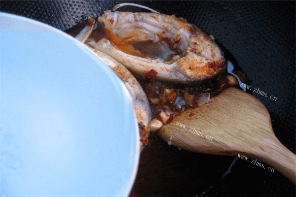 豆腐炖鱼的做法：冻豆腐炖鲤鱼第九步
