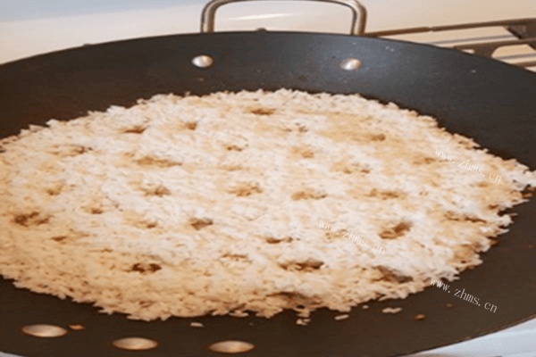 材料虽多，但做法简单的广式腊味饭——生炒糯米饭第五步