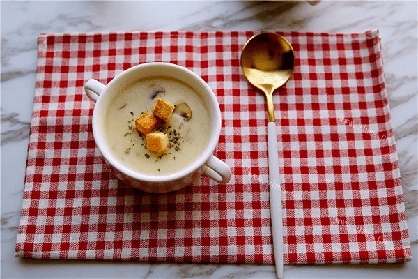 地道的法国菜——奶油蘑菇汤，汤汁超级浓郁第九步