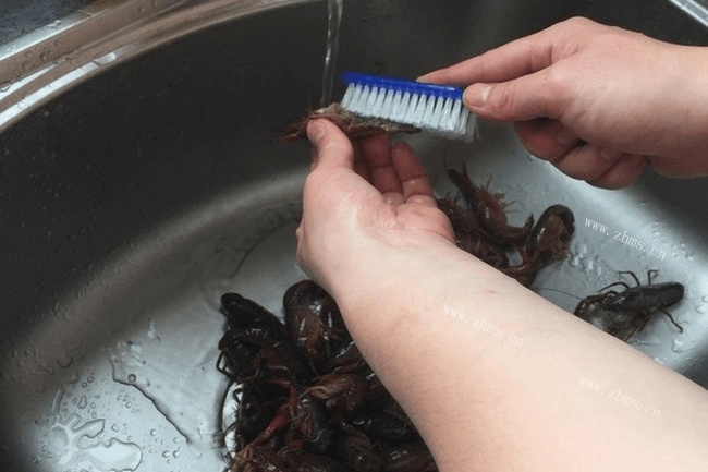 长沙老口子的最爱——正宗麻辣龙虾的做法，学会就能在家支个专属夜宵档口第二步