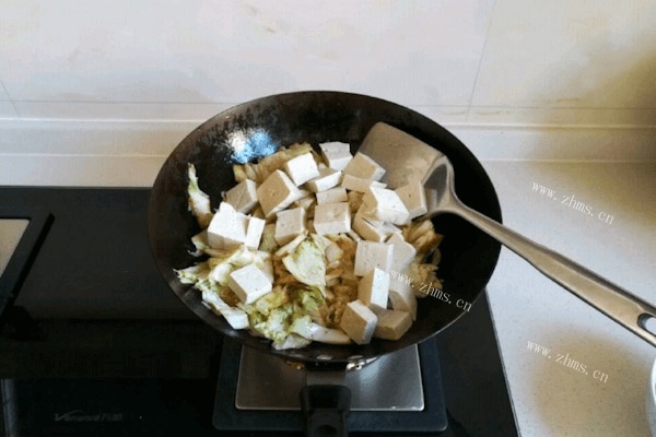 白菜豆腐炖粉条也太好吃了吧，吃它米饭都不用煮！第五步
