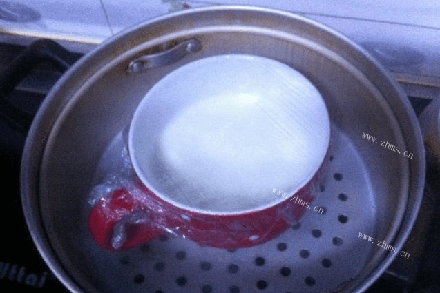 双皮奶制作方法，只用牛奶和鸡蛋就能做出一碗称心的甜品第二步
