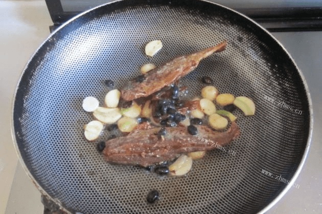 鲮鱼的做法——鲮鱼炒油麦菜第五步