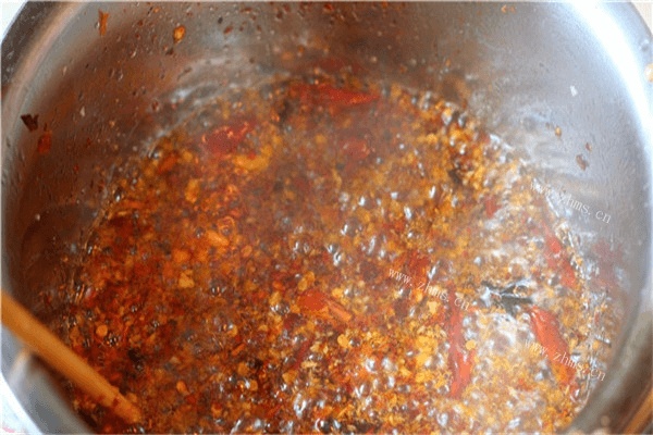 自制辣椒油太香了，能拌菜、炒菜，还能下面拌饭，非常万能第五步