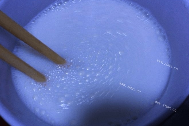 双皮奶制作方法，只用牛奶和鸡蛋就能做出一碗称心的甜品第五步