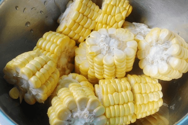 不一样的煮玉米做法了解一下，打开美食新世界第一步