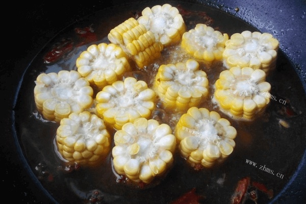 不一样的煮玉米做法了解一下，打开美食新世界第四步