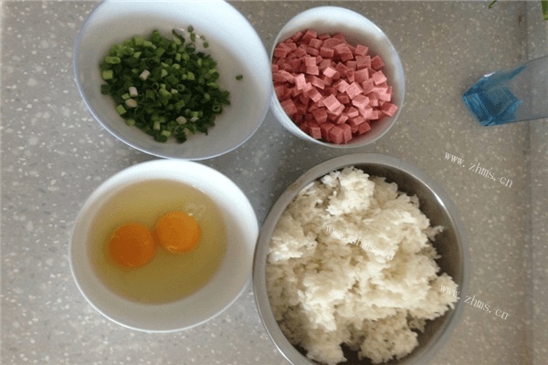家常便饭——鸡蛋火腿炒米饭第一步