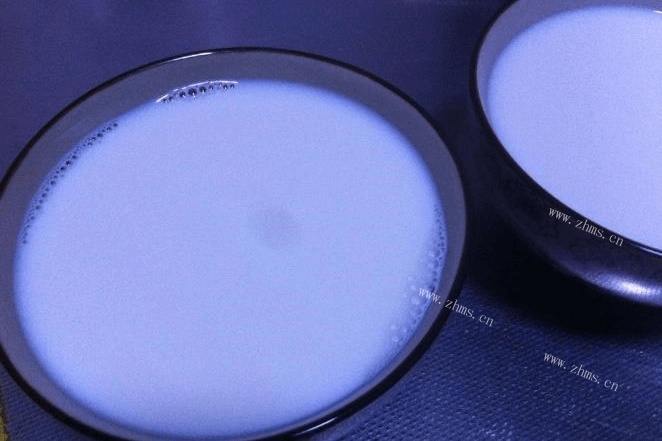 双皮奶制作方法，只用牛奶和鸡蛋就能做出一碗称心的甜品第四步